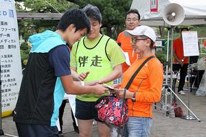 抽選会の様子(大御所さん).JPG