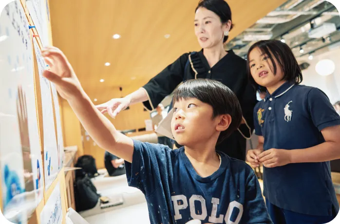 親子でシールを貼る様子