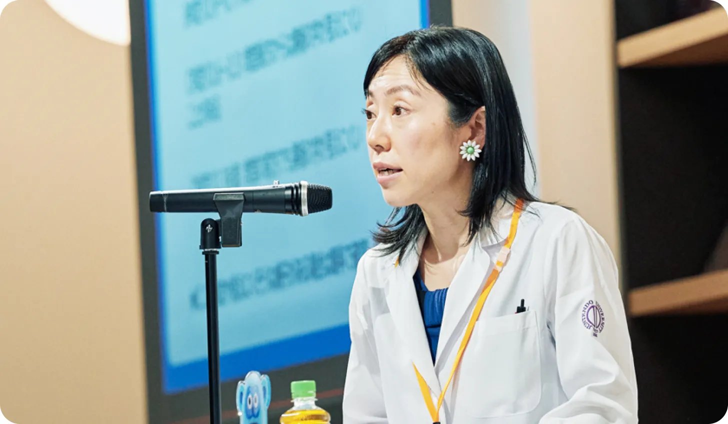 イベント会場で大友先生が講演する様子