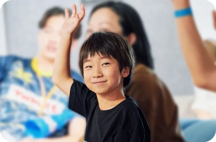 クイズに手を挙げる子どもたち