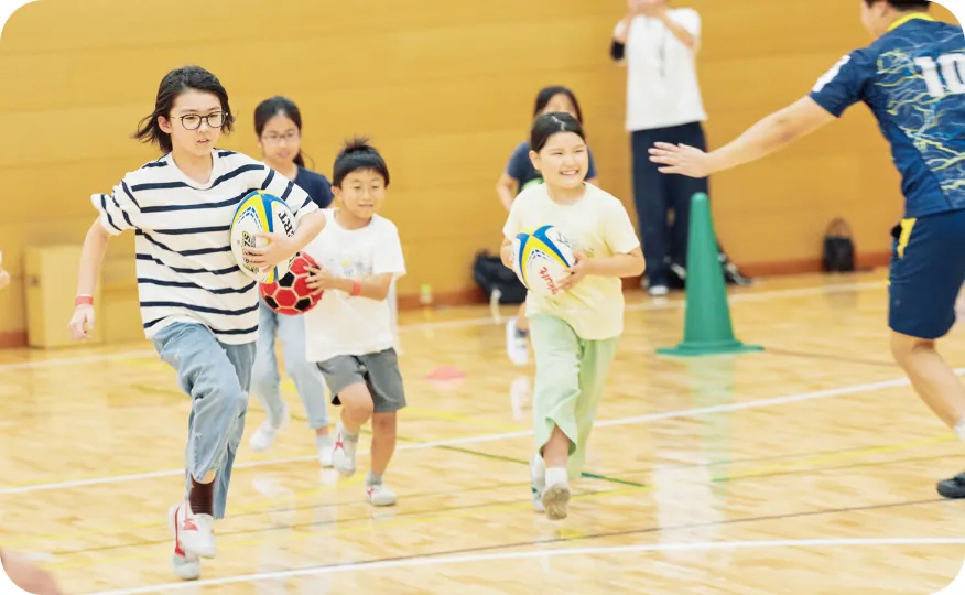 ラグビー体験を楽しむ親子